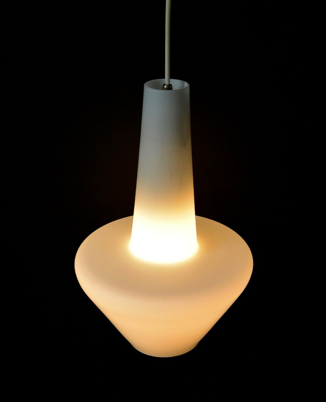 Stilnovo Era Hanglamp Gesatineerd Wit Glas | Mid Century Modern Vintage Hanglamp Mcm | Retro Italiaanse Plafondlamp Melkglas Jaren 1950 photo Verlichting