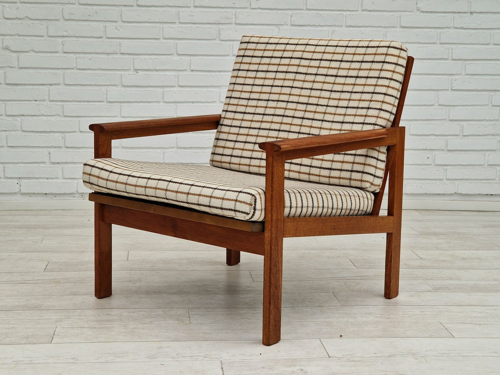 photo vintage 1970s, Danish Design By Illum Wikkelsø, Model Capella For Eliersen Møbler, Teak Wood.