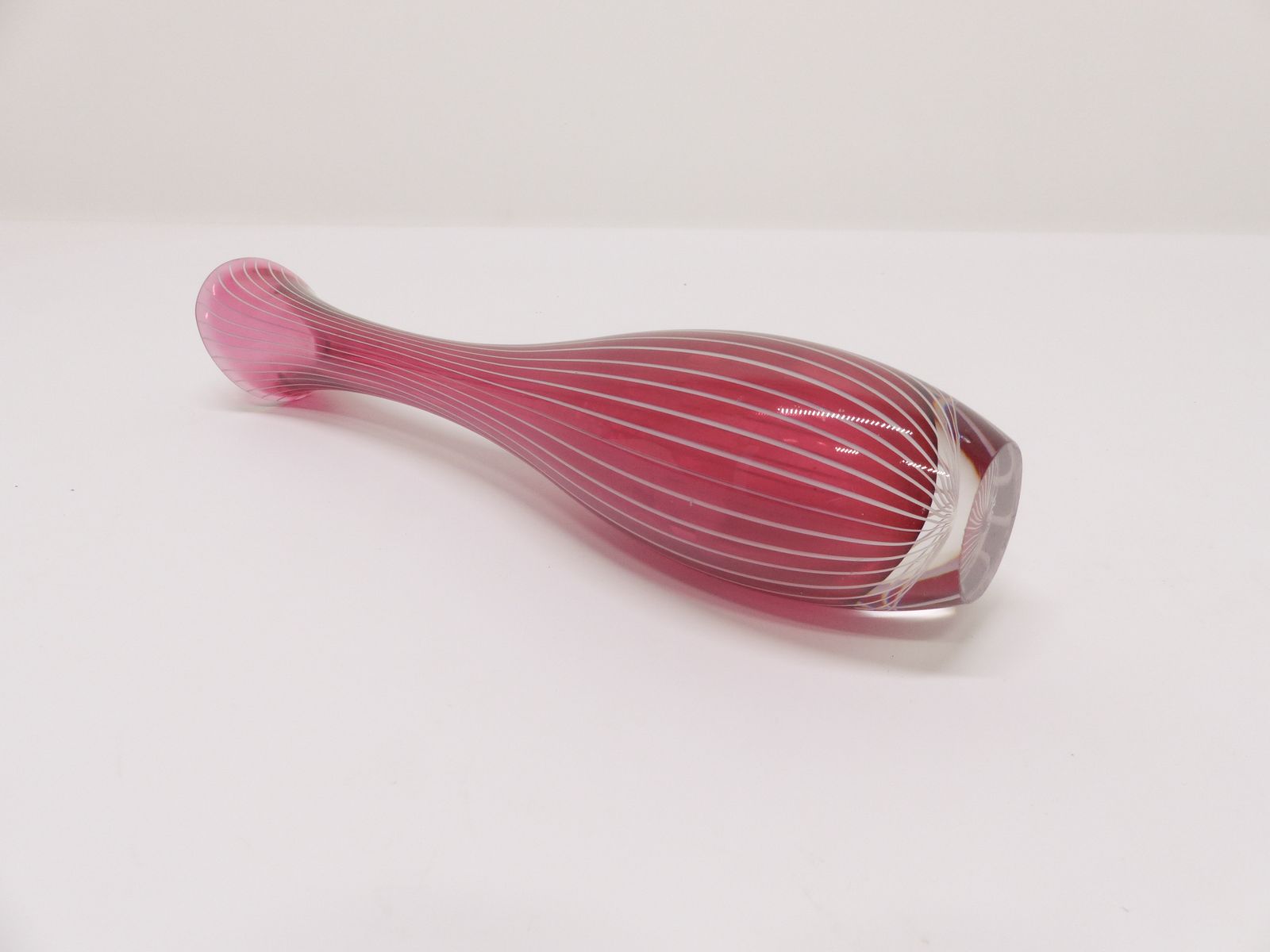 Vicke Lindstrand Pink Glass Tulip Vase With Delicate White Stripe 1960   Sweden photo vinterior