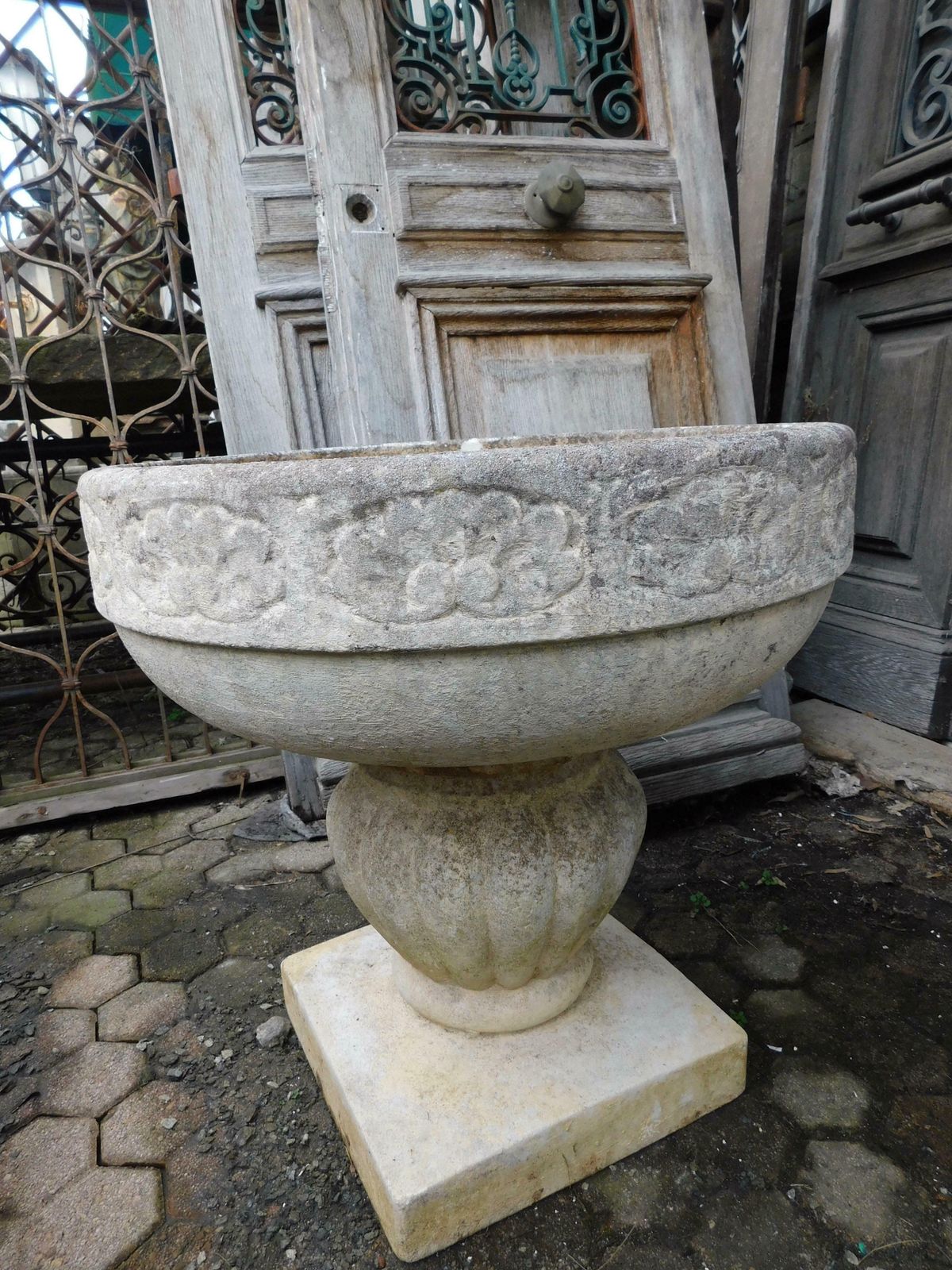 photo vinterior Old Vintage Garden Vases In Cement With Sculpted Flowers