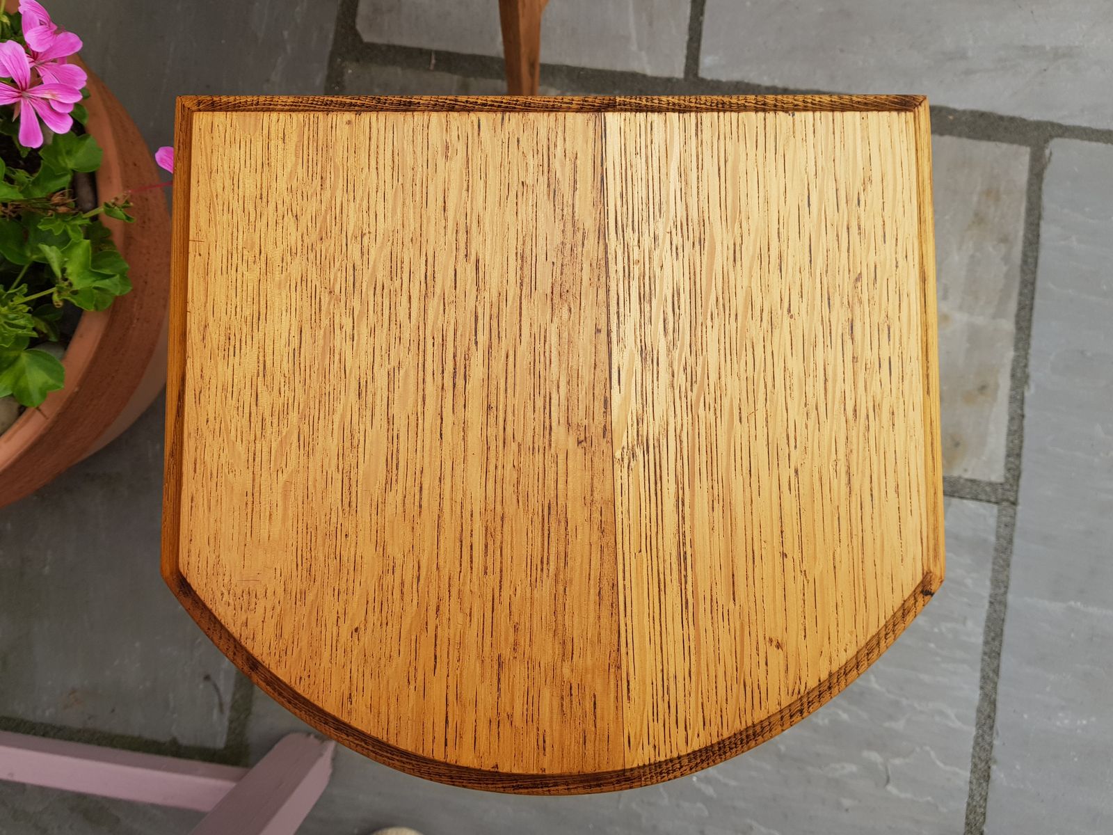 photo vinterior Vintage Nest Of Three Oak Tables With Beautiful Grain Markings. Bevelled Edges. Slender And Elegant Legs