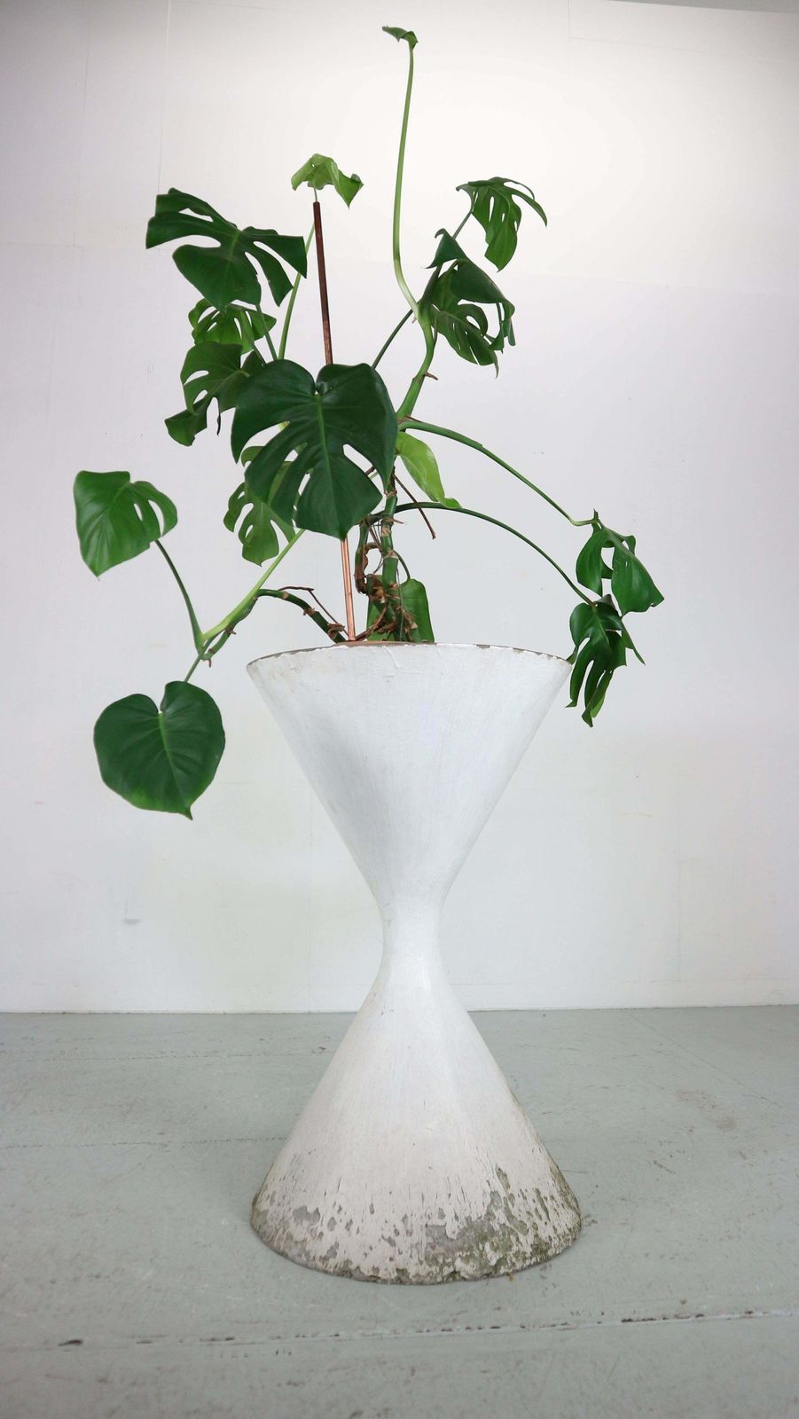 photo furniture Willy Guhl 'Diablo' Spindel Hourglass Concrete Planter, Switzerland, 1954