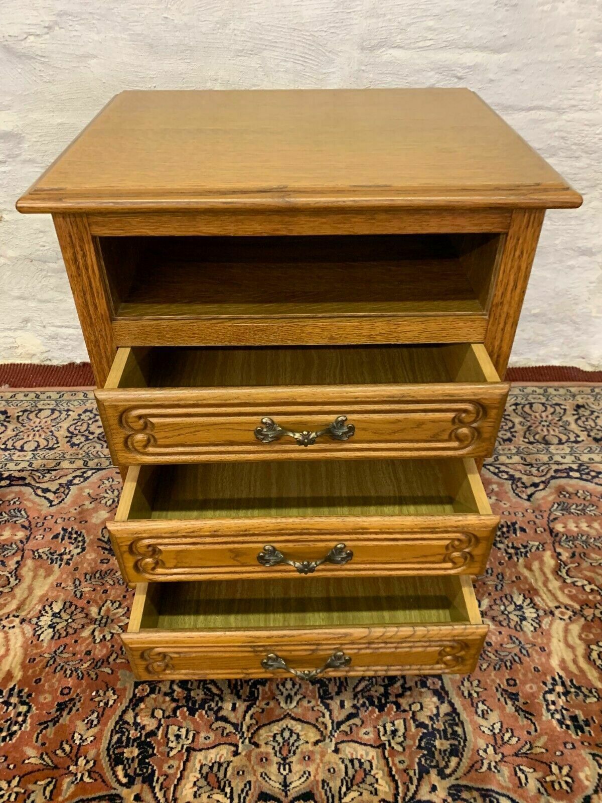 Fabulous Quality Carved Oak Chest Of Drawers/Bedside Cabinet photo 165.0