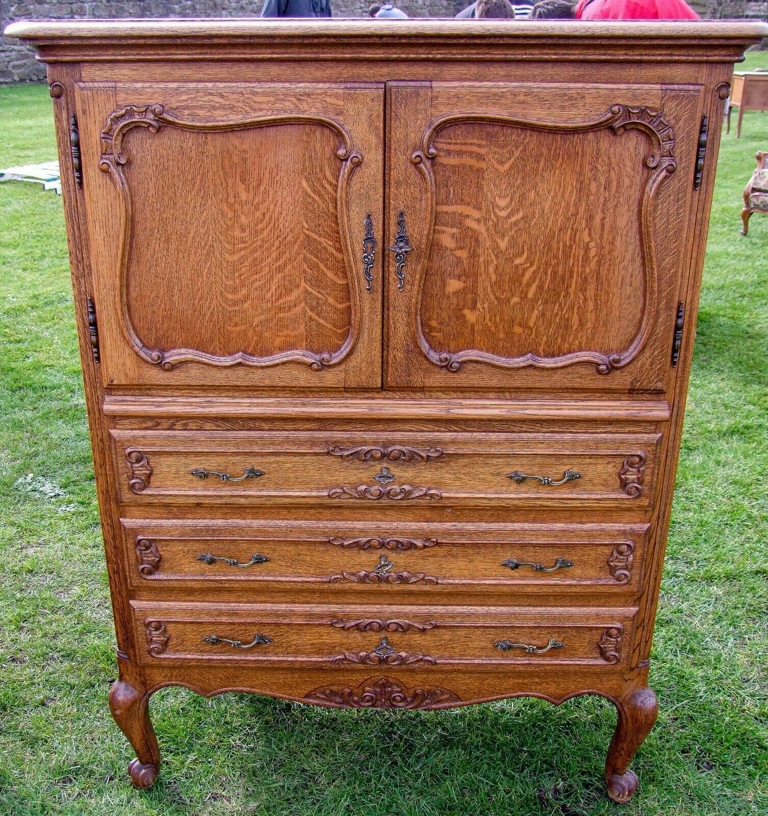 Stunning Dark Oak Carved French 2door/3drawer Drinks Cabinet