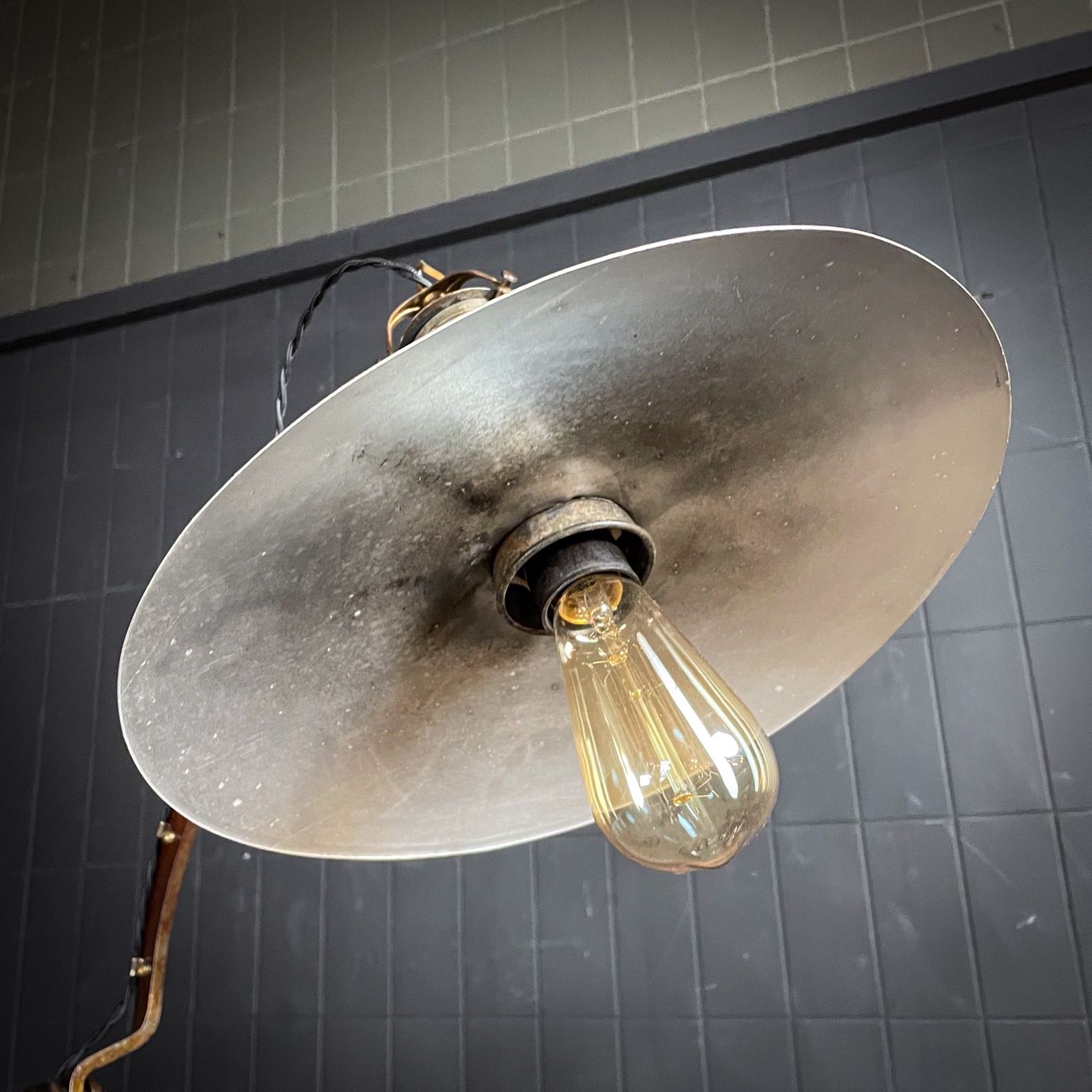 photo buy Attta 2' – Industriële Upcycle Vloerlamp Van Ebert Roest