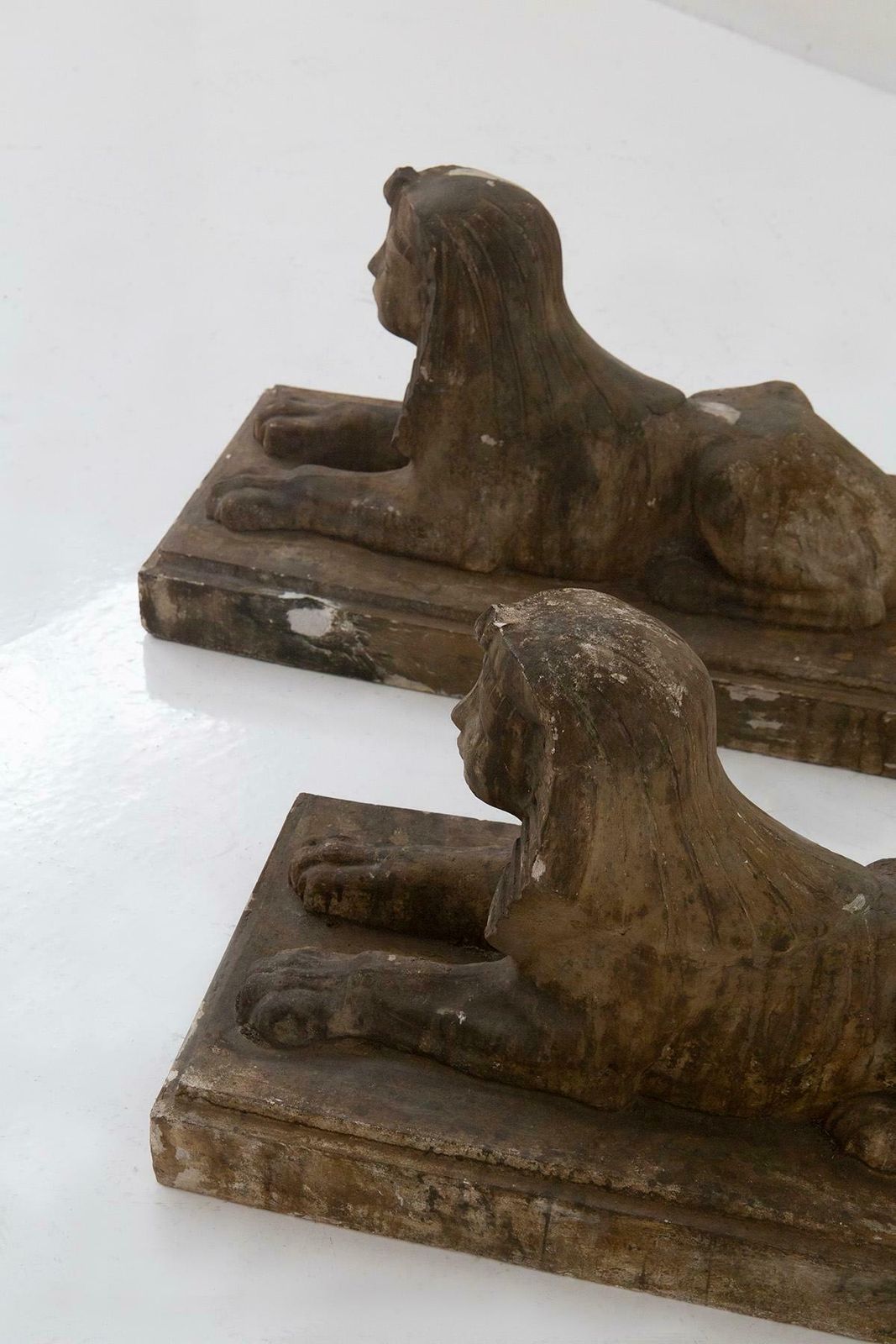 photo furniture Pair Of Egyptian Sphinxes In Gold Coloured Scaiola Plaster