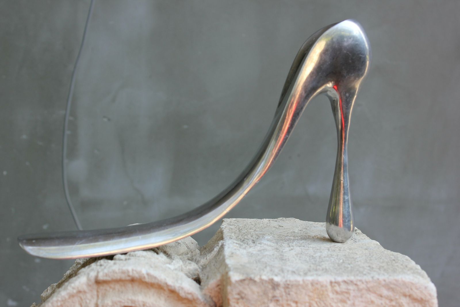 Iconic Manolo Blahnik Shoehorn Cast Aluminum Design Shoehorn Habitat Collectors Or Love Blahnik Shoes Gift, Shoe Store Window Decoration photo vinterior