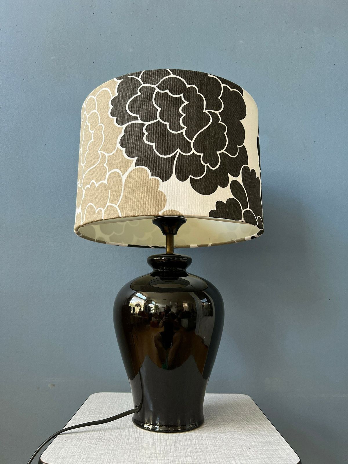 Kleine Space Age Tafellamp Met Porseleinen Voet En Zwart Witte Bloemenkap photo vinterior