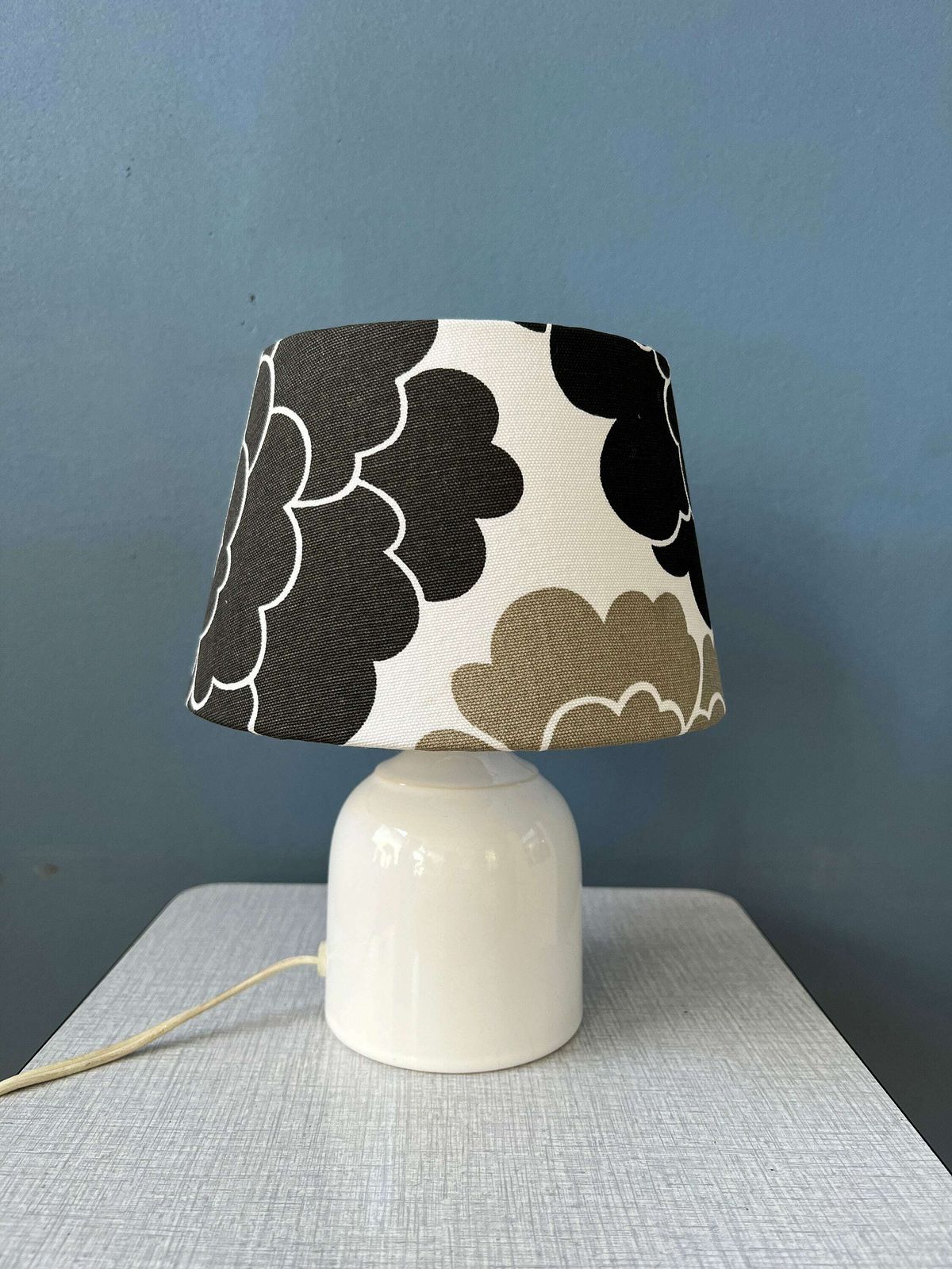 Kleine Space Age Tafellamp Met Porseleinen Voet En Zwart Witte Bloemenkap photo buy