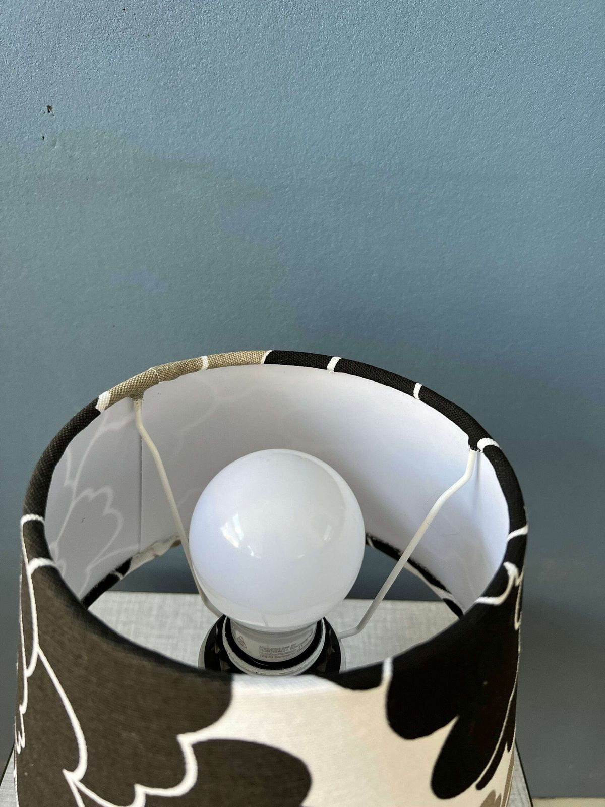 photo furniture Kleine Space Age Tafellamp Met Porseleinen Voet En Zwart Witte Bloemenkap
