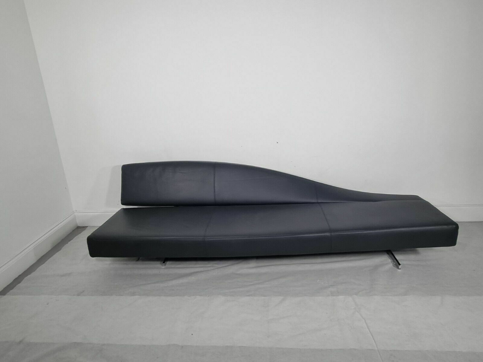 Cassina Aspen Chaise In Dark Charcoal Leather In Excellent Condition