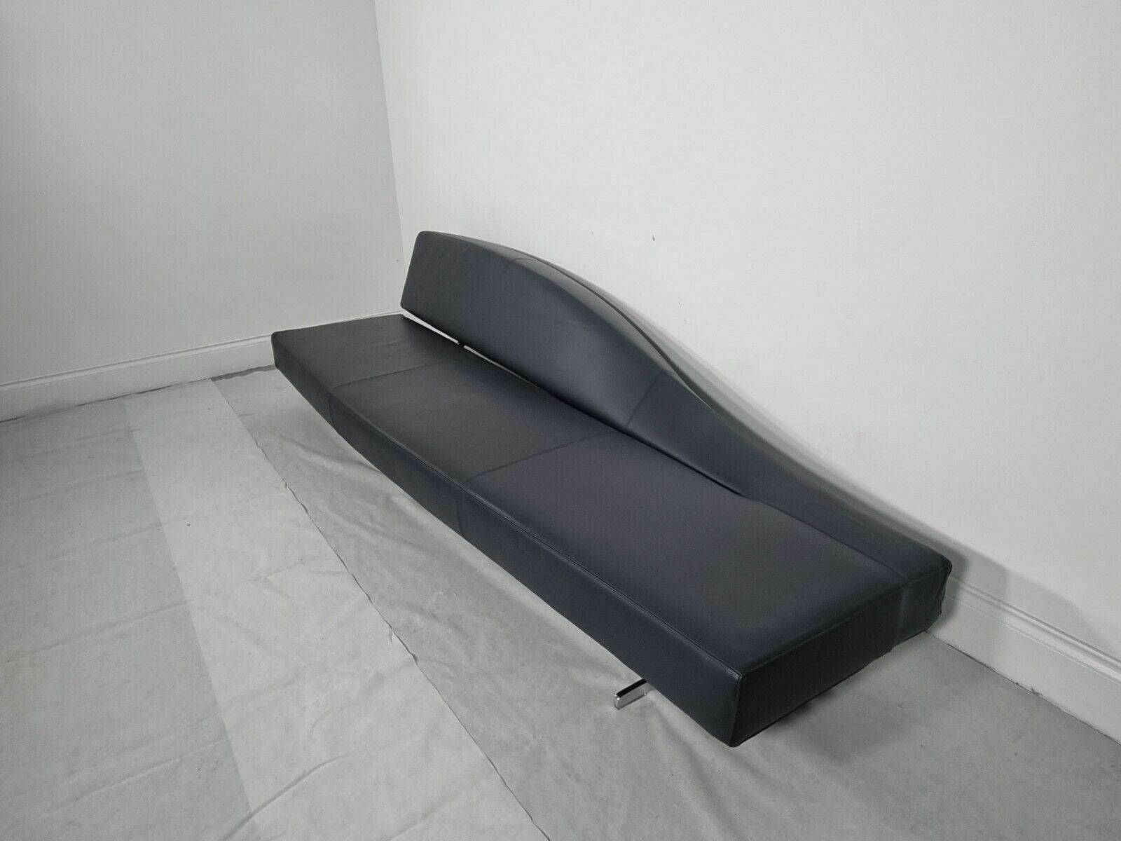 Cassina Aspen Chaise In Dark Charcoal Leather In Excellent Condition photo 5280.0