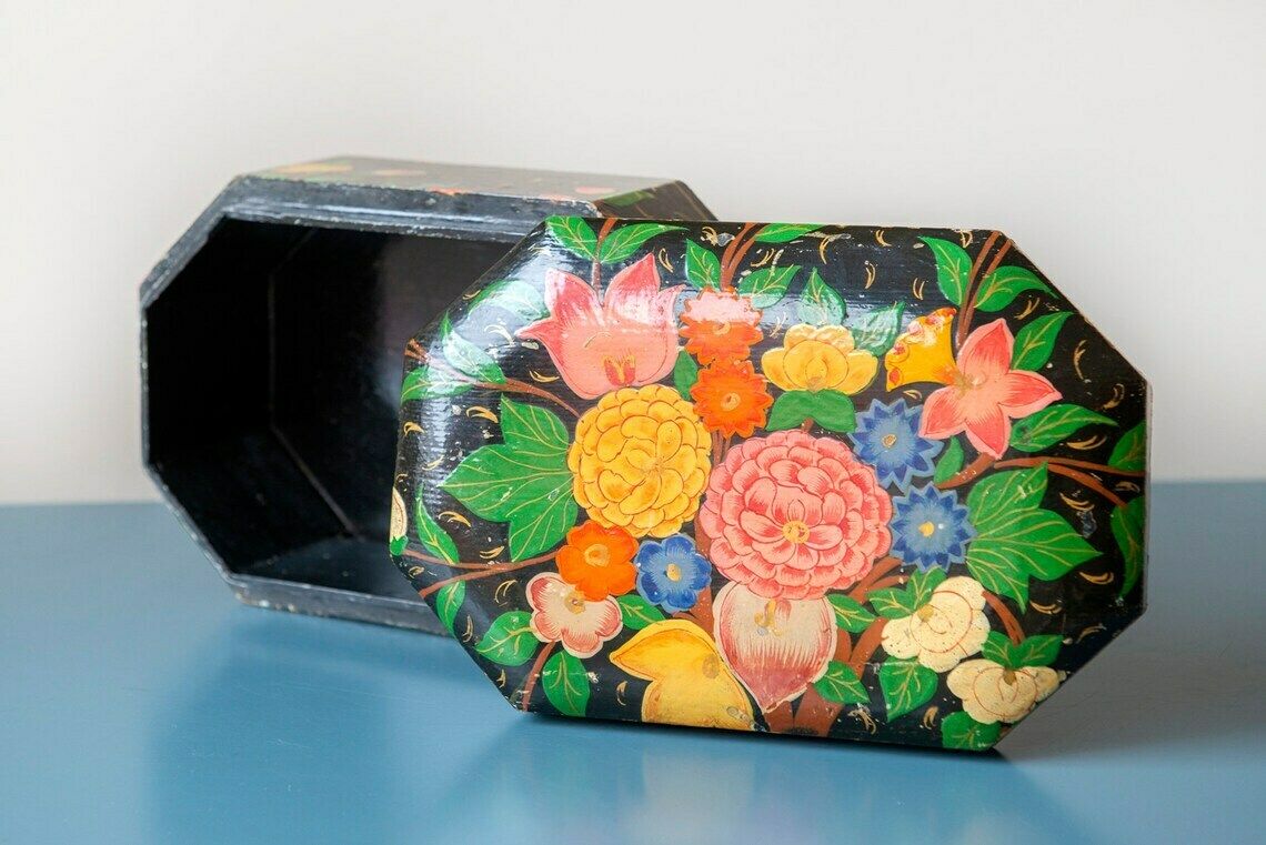 Boîte florale peinte à la main, boîte indienne d'époque, contenant laqué avec couvercle, boîte de rangement bohème, ancienne boîte à bijoux, fabriquée en Inde photo 95.0