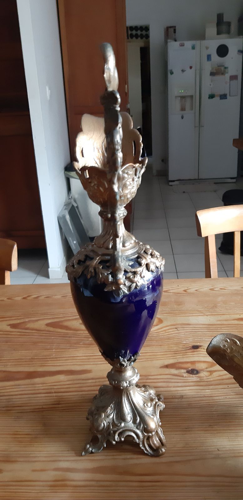 photo vinterior Pair Of Golden Spelter And Blue Glass Ewers