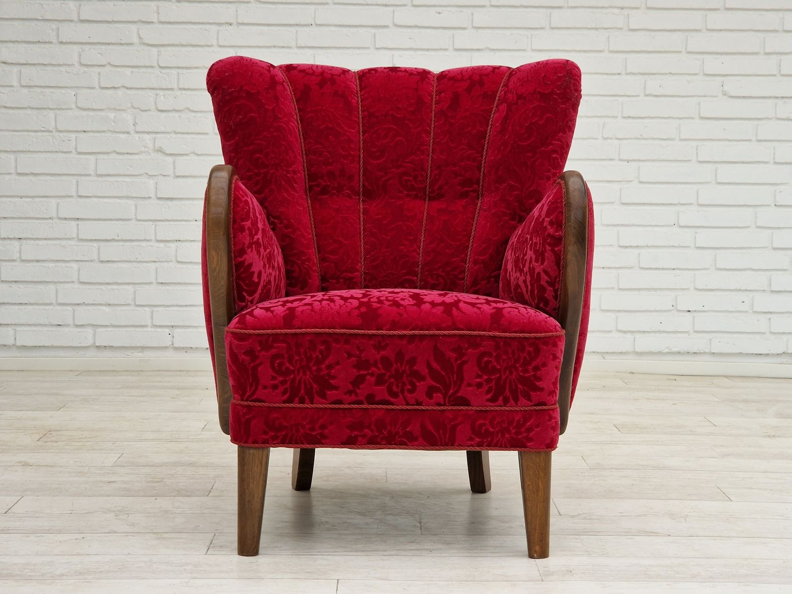 Ca. Jaren 1960, Deens Design Van Alfred Christensen, Fauteuil In Kersrode Stof, Ongerestaureerde Staat. photo for sale