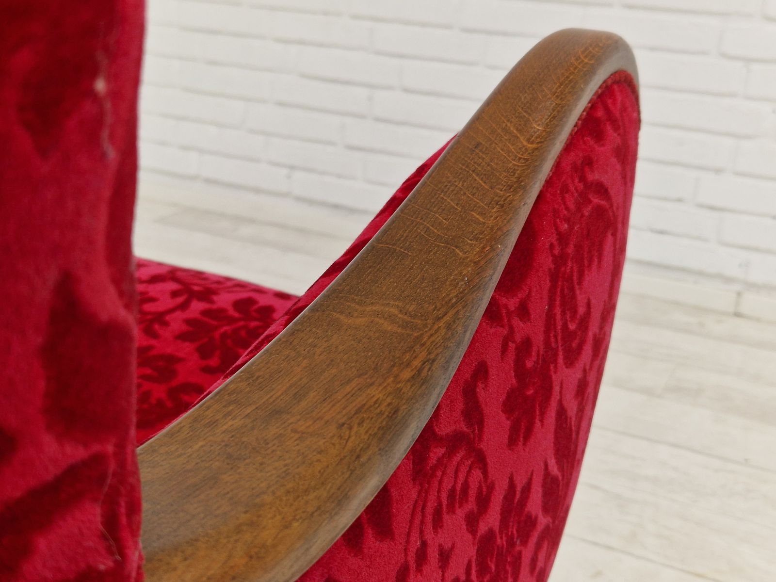 Meubels Ca. Jaren 1960, Deens Design Van Alfred Christensen, Fauteuil In Kersrode Stof, Ongerestaureerde Staat. photo