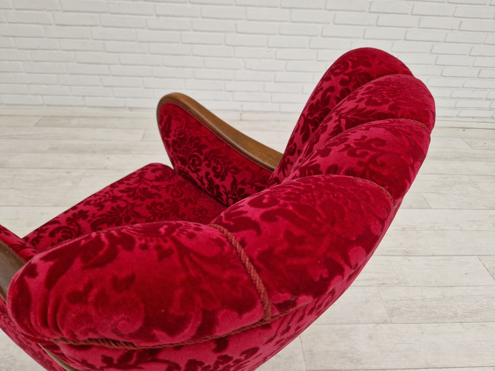 1650.0 Ca. Jaren 1960, Deens Design Van Alfred Christensen, Fauteuil In Kersrode Stof, Ongerestaureerde Staat. photo