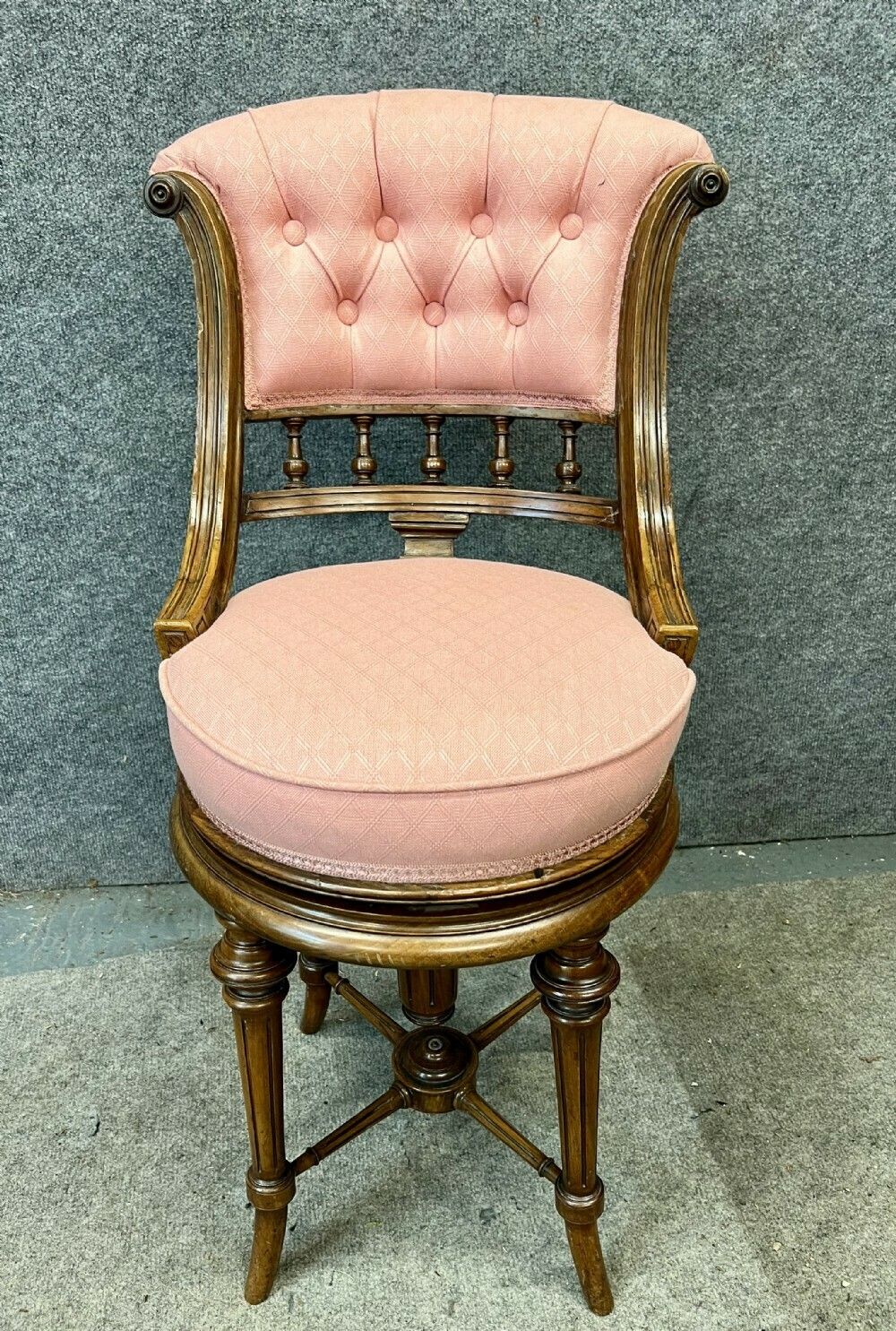 Late Victorian Walnut Revolving Music Chair / Stoo