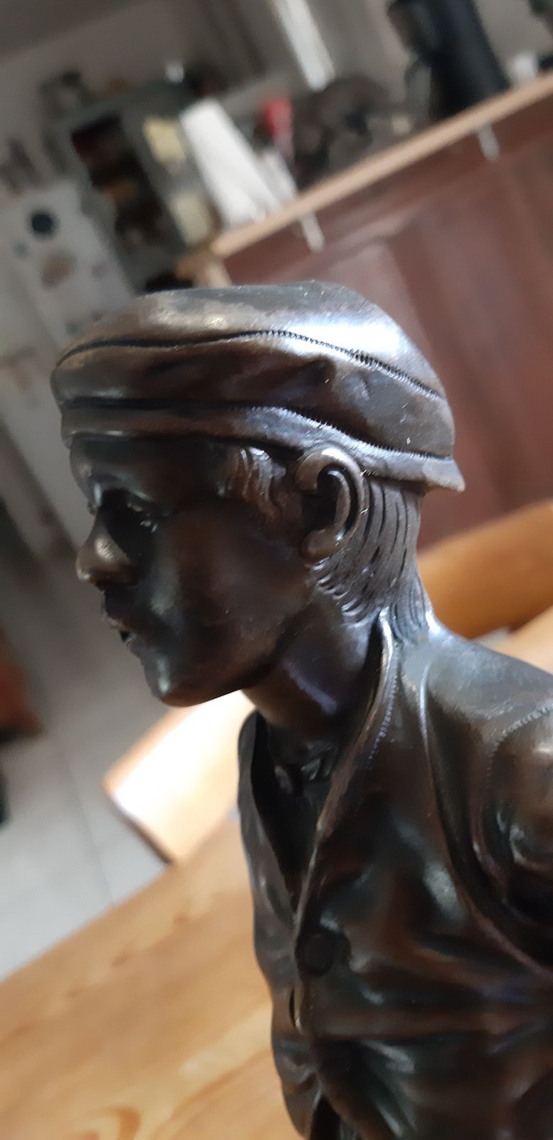 photo vinterior Bronze The Whistler With Hands In The Pockets
