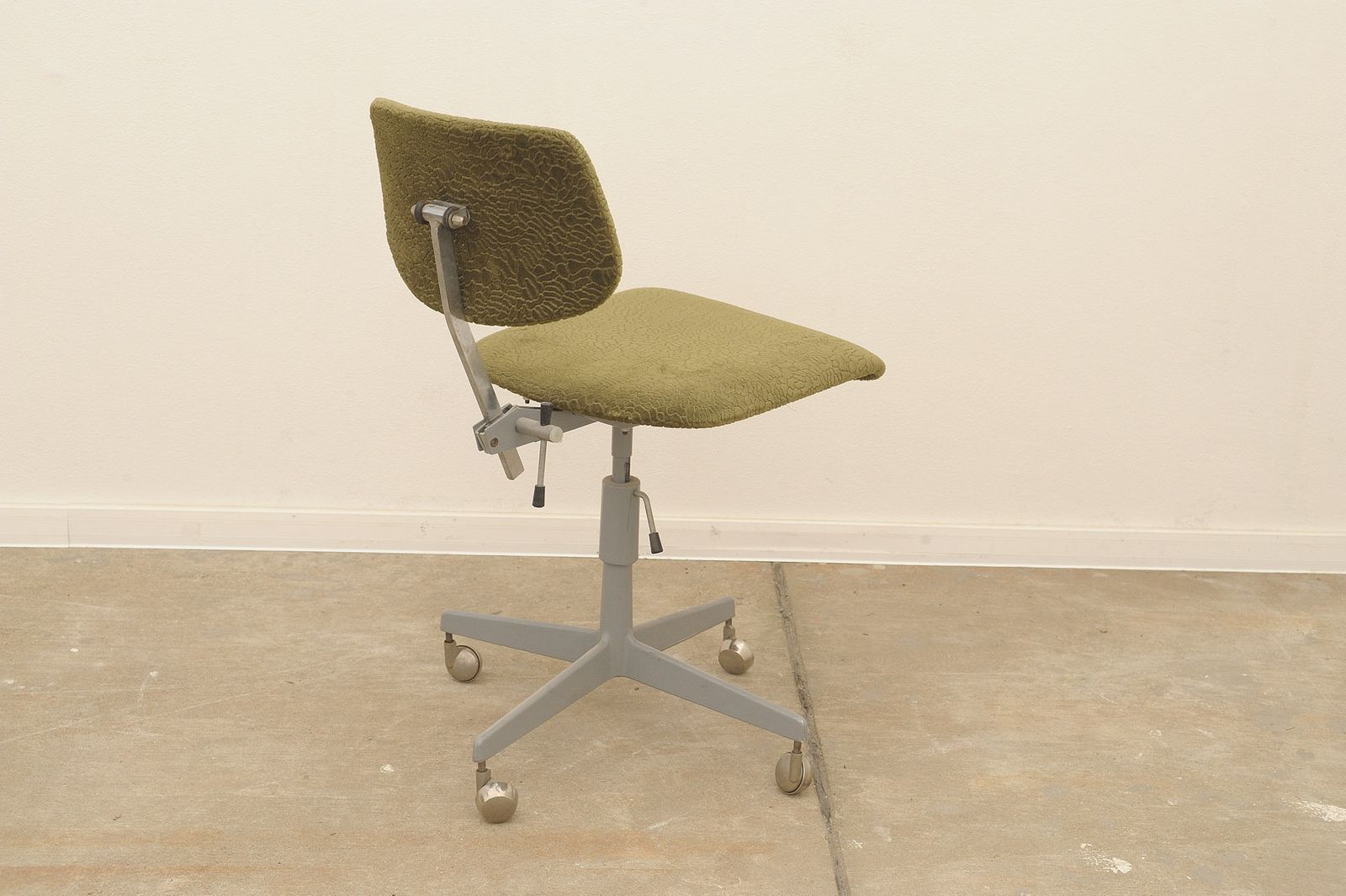photo furniture Midcentury Industrial Swivel Work Desk Chair By Kovona, 1950´S