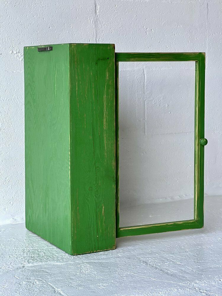 photo furniture Vintage Wandkast Met Glazen Deur