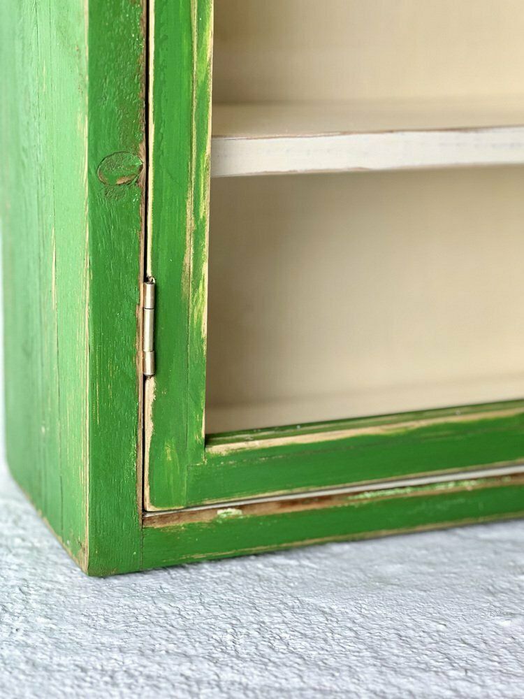 photo for sale Vintage Wandkast Met Glazen Deur
