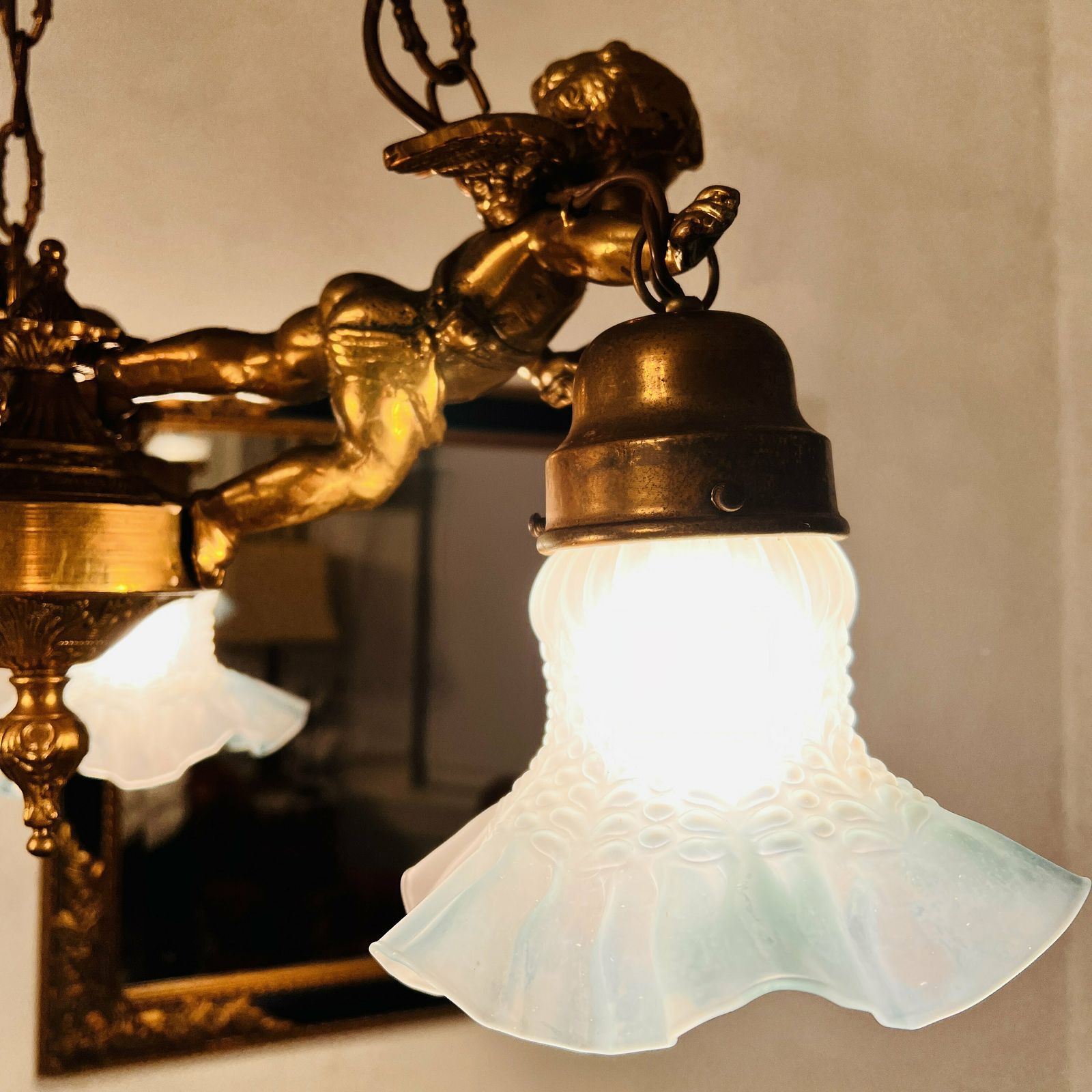 Franse Bronzen Kroonluchter Uit De 19e Eeuw Met 3 Engeltjes/Cherubijnen Die Lichten Vasthouden photo Verlichting