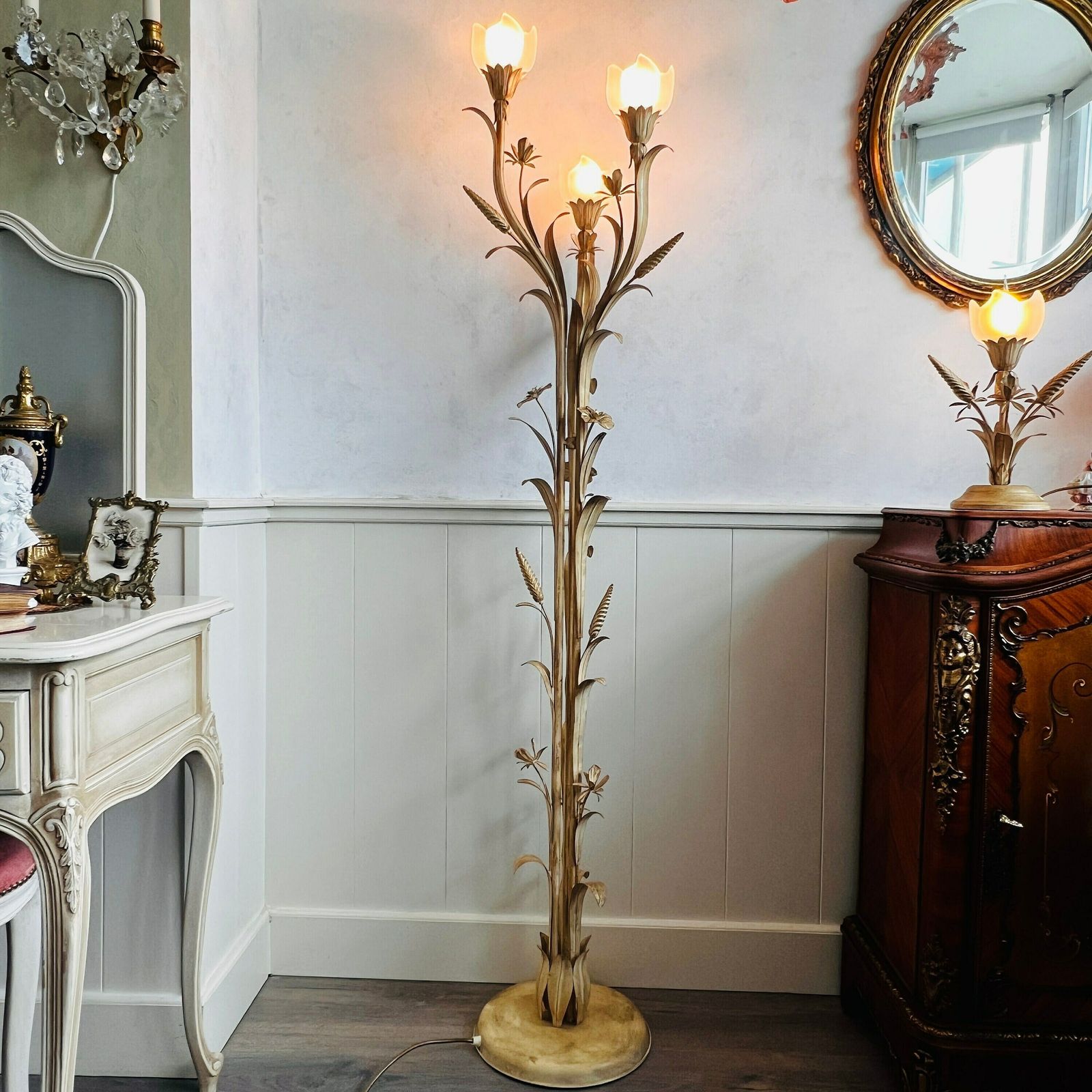 Hollywood Regency Stijl Tarweschoof Vloerlamp, Vintage Staande Lamp, Vloerlamp Met 3 Glazen Lampenkappen photo for sale