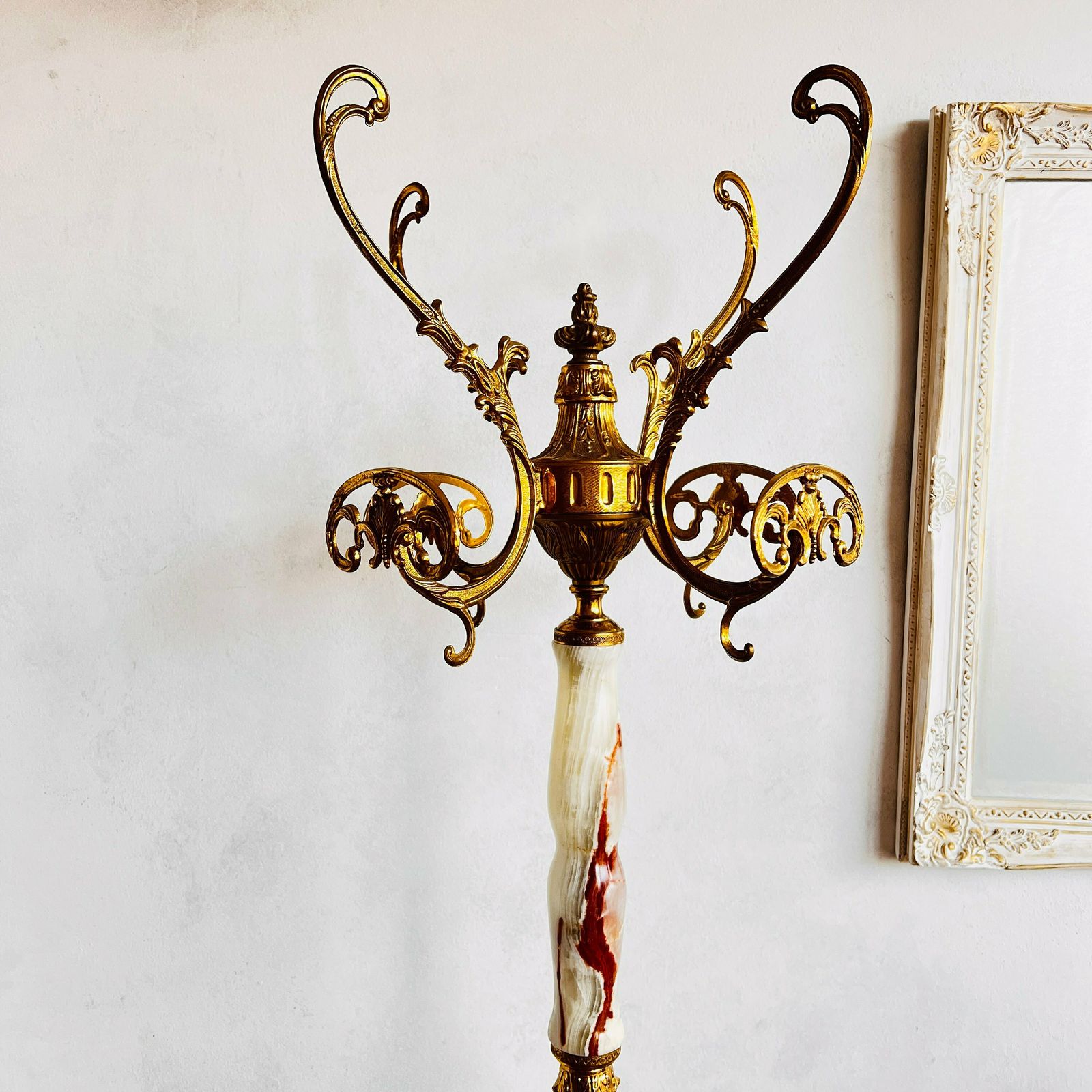 Hoge Mid Century Staande Kapstok Van Marmer – Italiaans, Hollywood Regency Stijl photo vintage