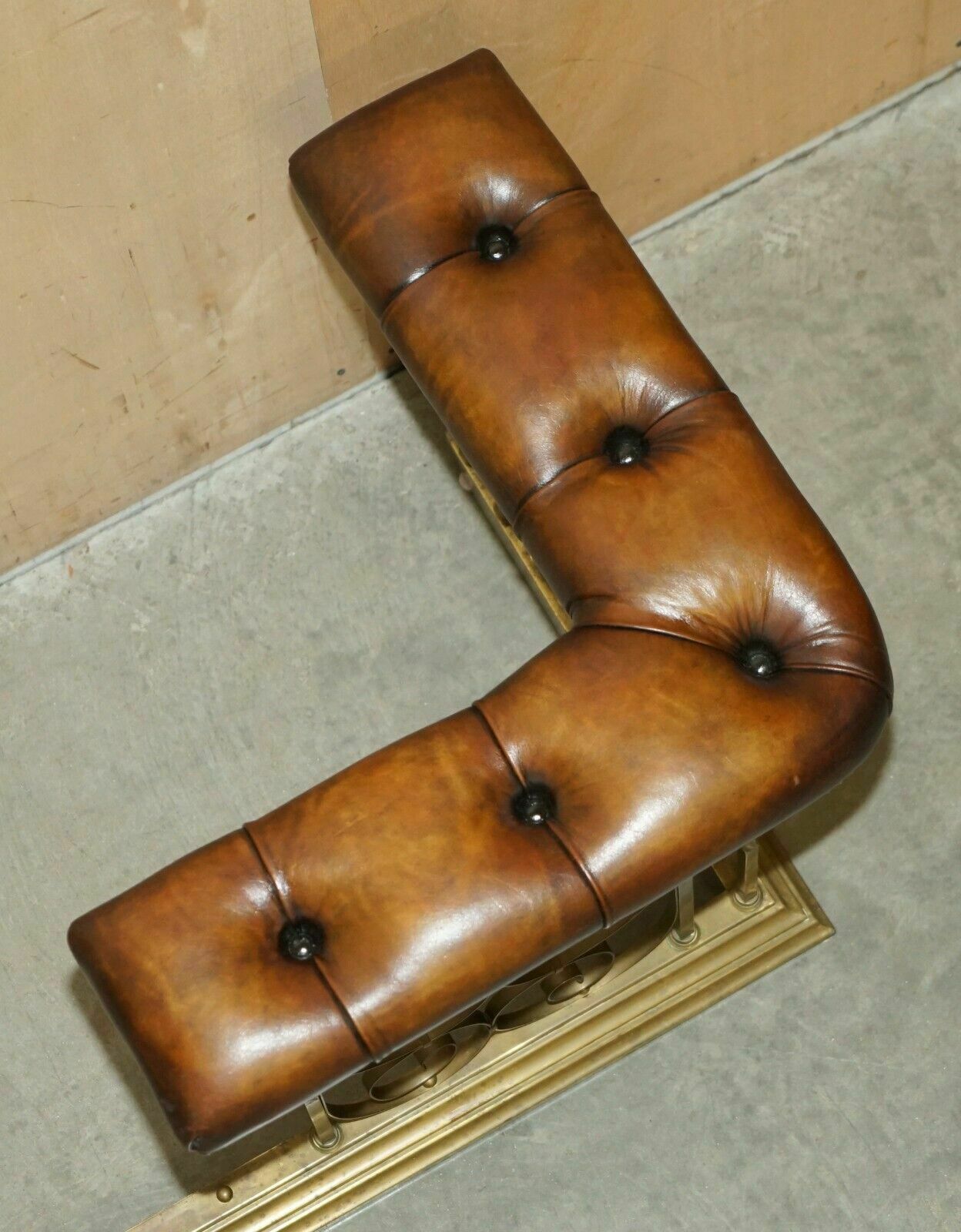 photo vintage Antique Luxury Fully Restored Club Fender With Brown Leather Chesterfield Seats