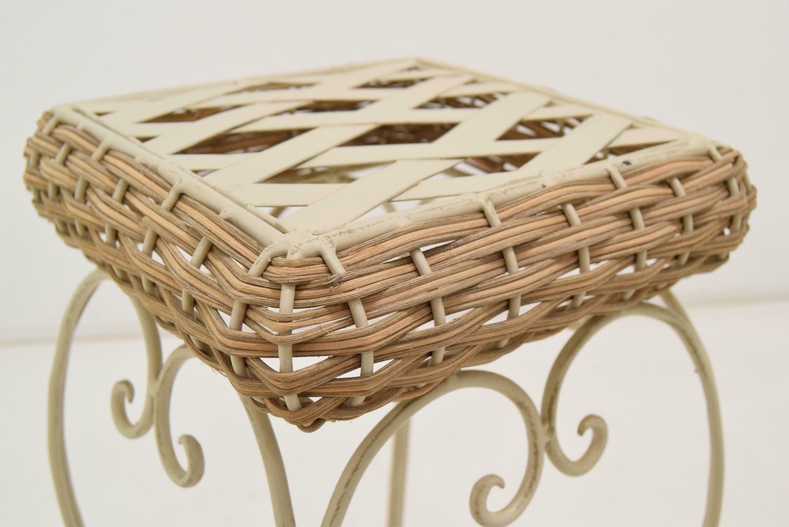 Mid Century Flower Stand, 1980's. photo vinterior
