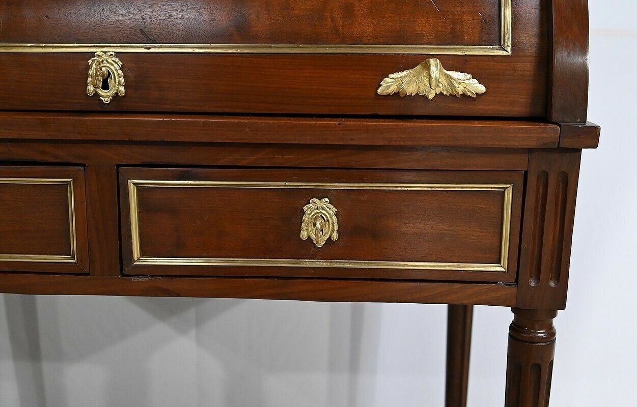 photo vinterior Small Louis XVI Cylinder Desk, Napoleon III Period – Mid 19th Century