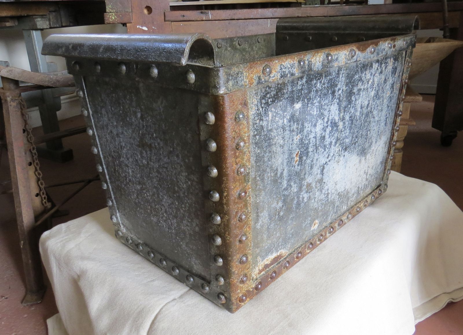 Galvanised Riveted Quencher / Trough 19th Century. photo Garden Decor