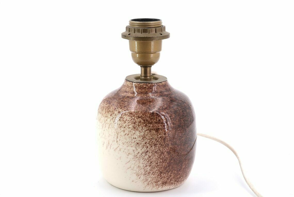 Lampe de table française en céramique marron et blanche, abat-jour en raphia, années 1970 / Vintage, Pastel, Boho Chic, Lighting photo vinterior