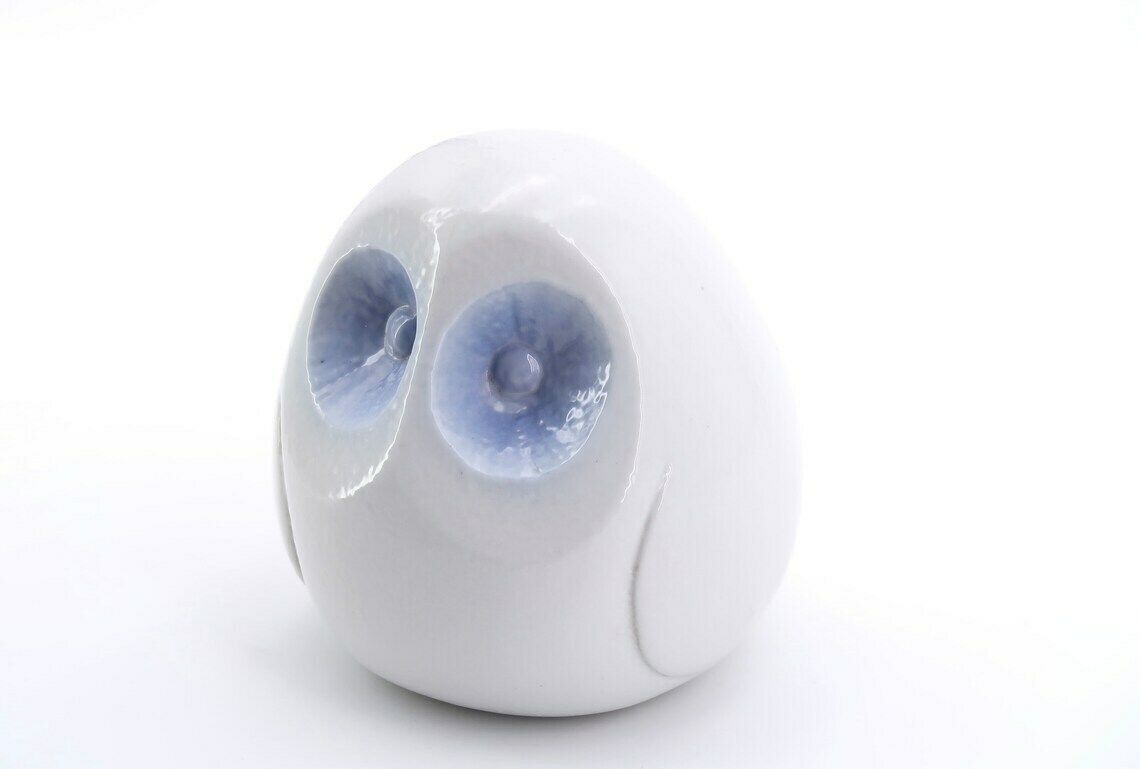 Sculpture de hibou en céramique blanche et bleue, années 1970 / Pâle, Boho Chic photo for sale