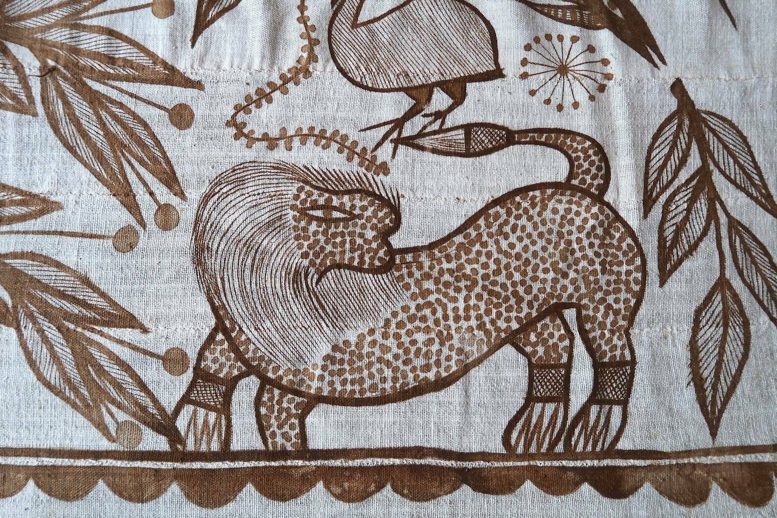 Grande tapisserie africaine de Fakaha, années 1980, Côte d'Ivoire, peinture, art, animal, lion, serpent, Boho Chic, Folk, Tribal photo for sale