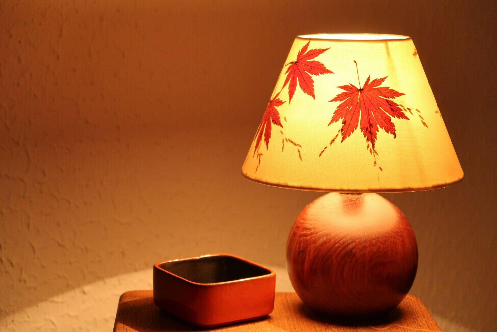 Lampe de table française en bois, abat-jour aux feuilles d'érable, années 1970 / Sphère, Herbier, Automne, Boho Chic, Folk photo furniture