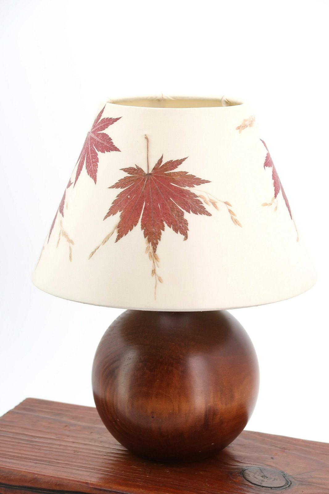 Franse Houten Tafellamp, Lampenkap Met Esdoornbladeren, Jaren 1970 / Bol, Herbarium, Herfst, Boho Chic, Folk photo for sale