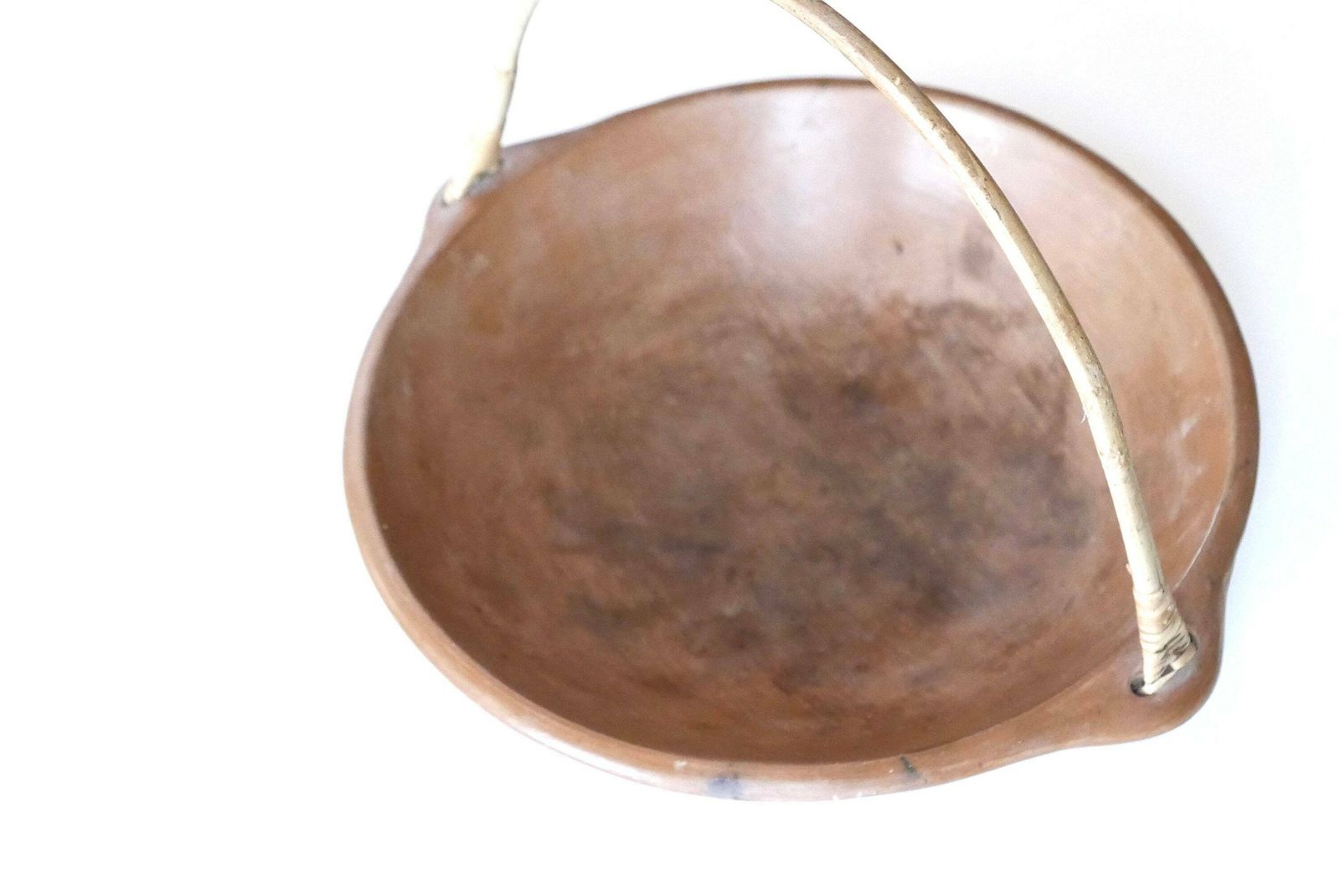Groot Terracotta Middelpunt, Rattanhengsels, Jaren 1970 / Aardewerk, Boho Chic Keuken, Volkse Decoratie, Grote Schaal, Schaal, Mand photo Woonaccessoires