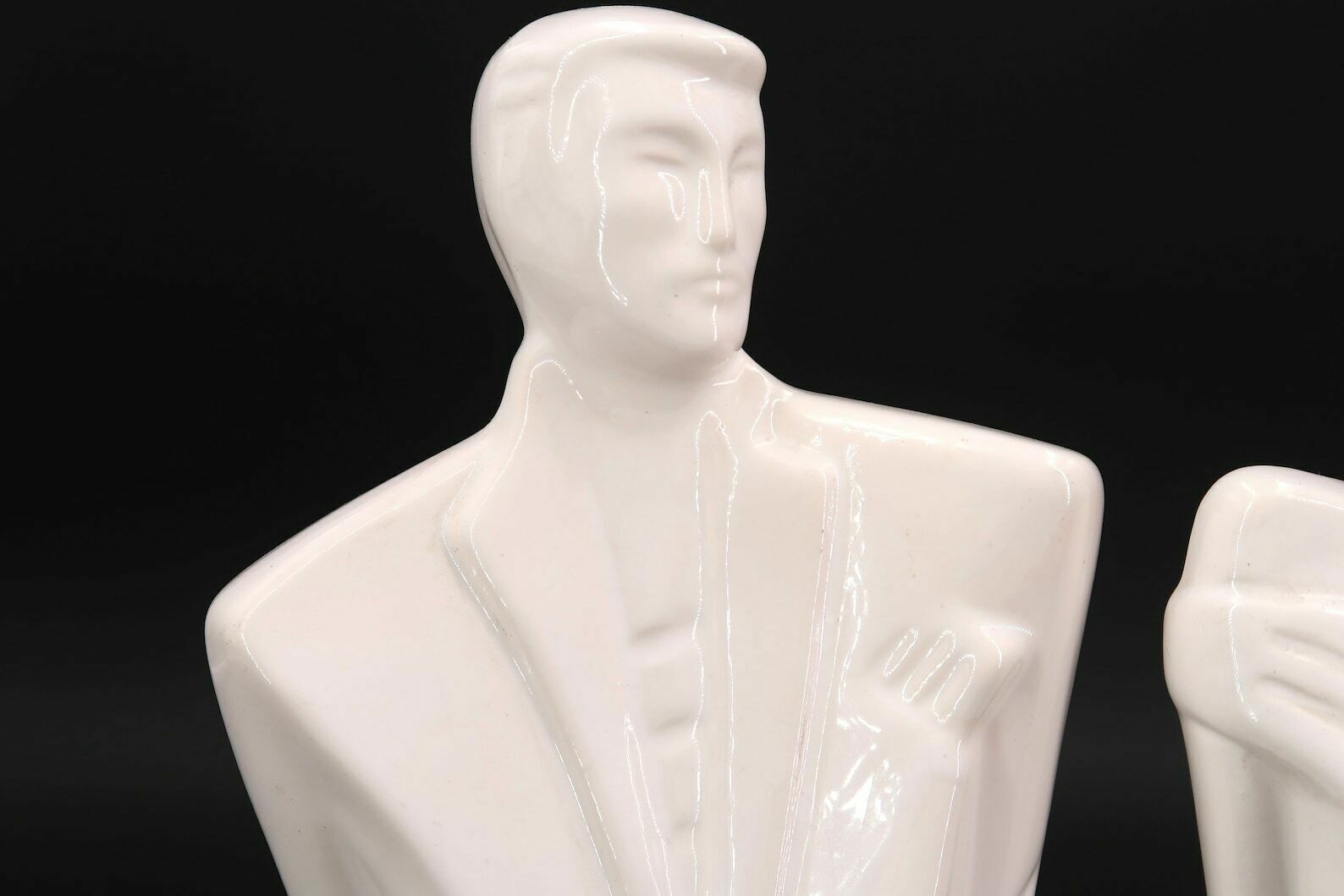 Paire de statuettes en céramique blanche, homme et femme, années 1980, couple, Memphis Design, mode, bijoux, présentoir, buste photo furniture
