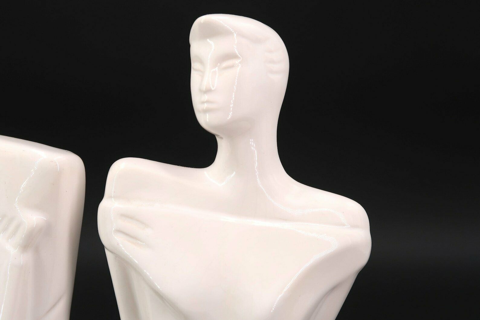 Paire de statuettes en céramique blanche, homme et femme, années 1980, couple, Memphis Design, mode, bijoux, présentoir, buste photo for sale