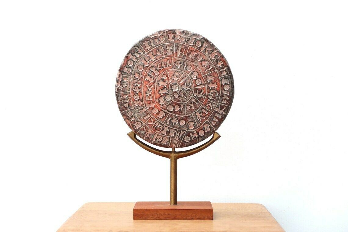 Gipsen Griekse Sculptuur, Phaistos Schijf, Jaren 1970 / Vintage, Beeld, Boho Chic, Folk, Bohemian, Esoterisch Mystiek photo furniture