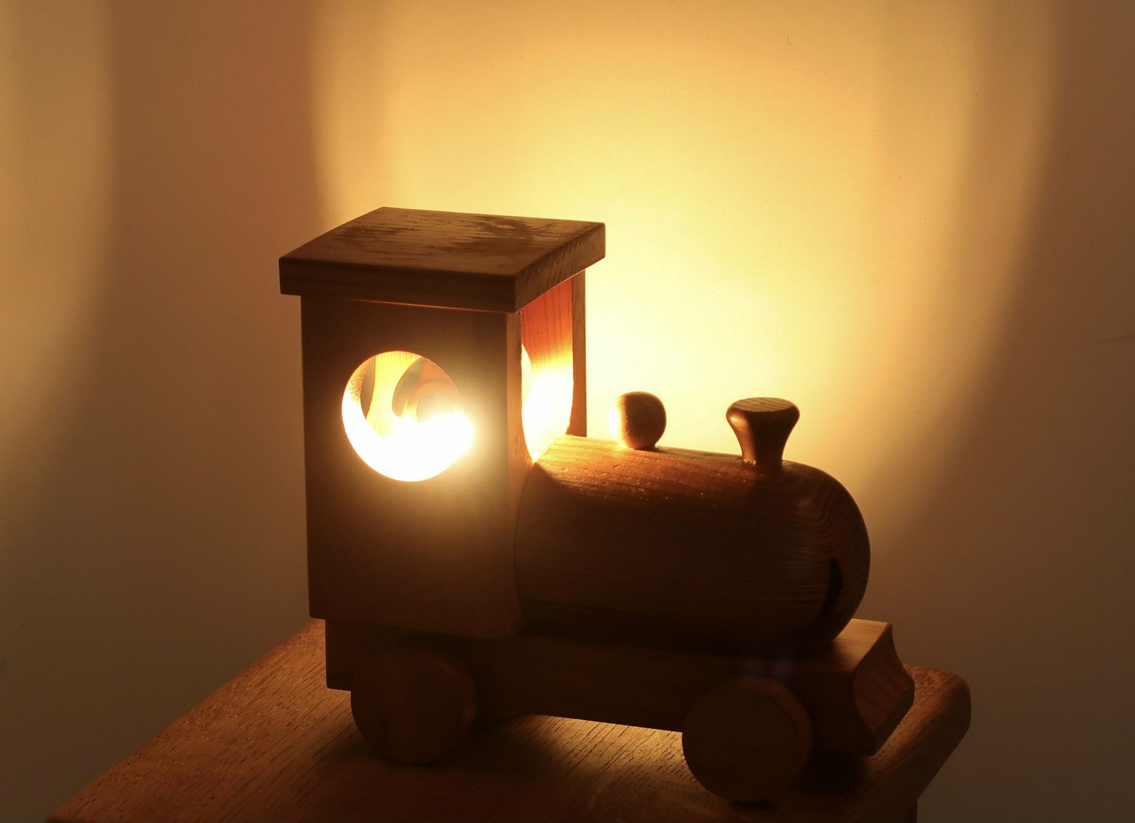 Franse Treinklokantaarn Van Grenenhout In De Vorm Van Een Locomotief, Jaren 1970 / Kinderkamer, Modern, Houten Verlichting photo 75.0