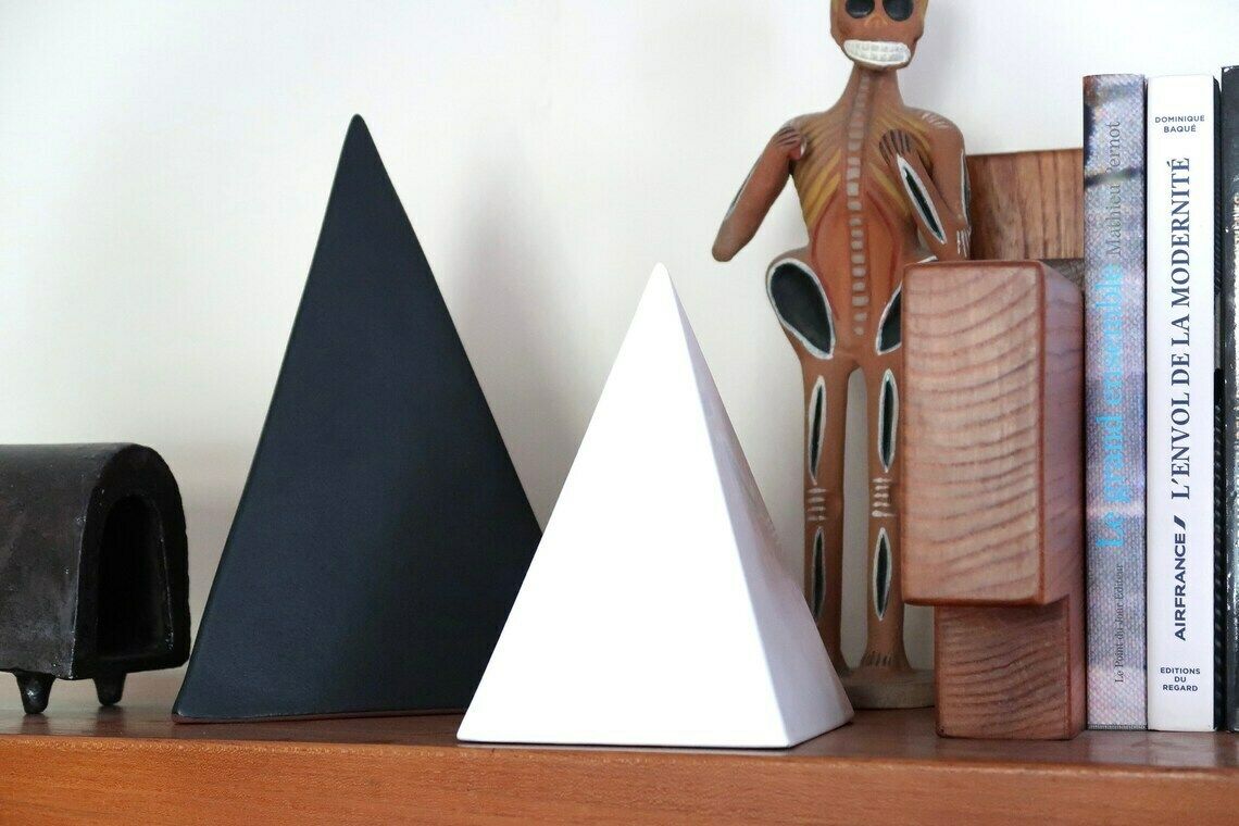 Keramieken Piramidesculptuur, Ca. Jaren 1970 / Wit, Minimalistisch, Boho Chic, Geluksbrenger Talisman Folk