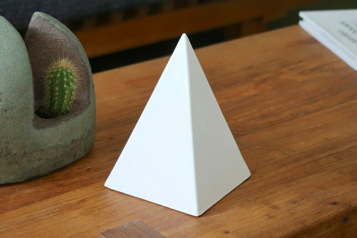 Keramieken Piramidesculptuur, Ca. Jaren 1970 / Wit, Minimalistisch, Boho Chic, Geluksbrenger Talisman Folk photo furniture