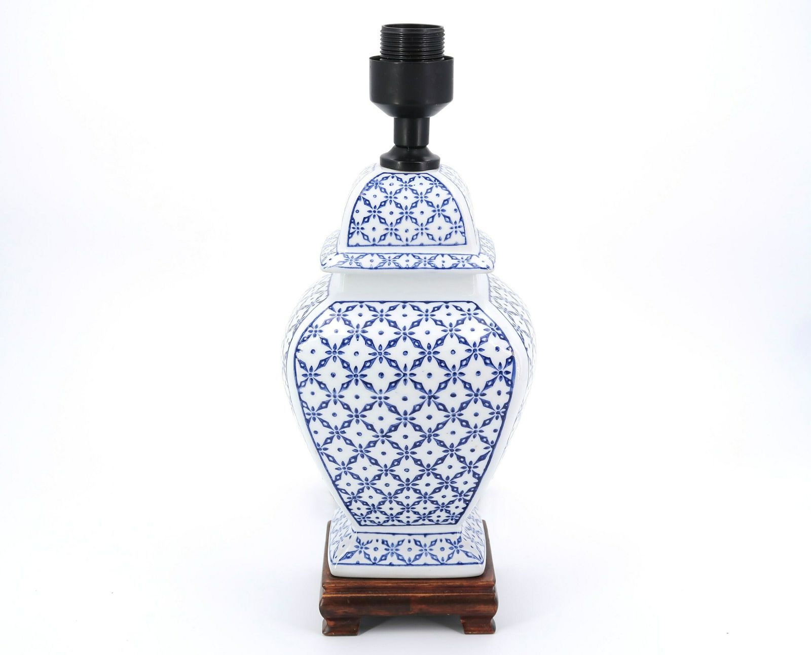 Lampe de table en porcelaine blanche, décor bleu et socle en bois, années 1980 / Chine, Asie photo furniture