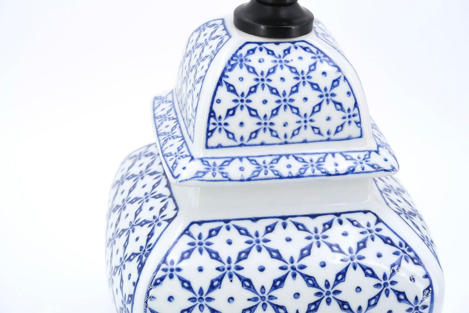 Lampe de table en porcelaine blanche, décor bleu et socle en bois, années 1980 / Chine, Asie photo 492.0