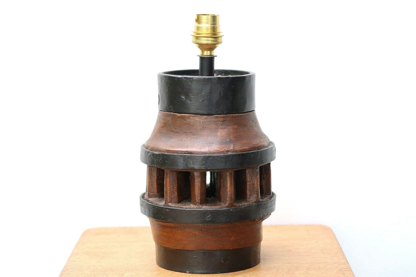 Franse Houten En Ijzeren Tafellamp, Folk Art, Jaren 1970 / Rustiek, Landelijk, Houten Driepoot, Boho Chic