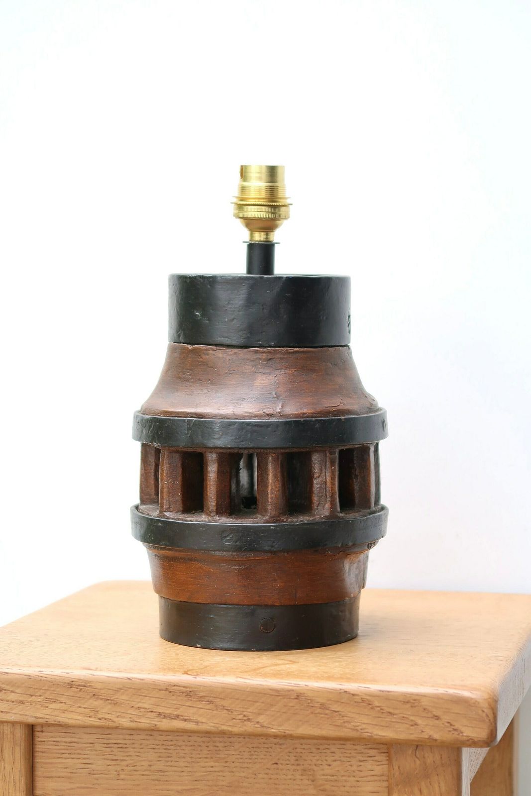Franse Houten En Ijzeren Tafellamp, Folk Art, Jaren 1970 / Rustiek, Landelijk, Houten Driepoot, Boho Chic photo furniture
