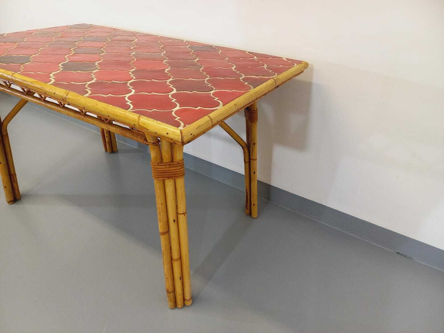 Table rectangulaire Audoux Minet en rotin et céramique photo vintage